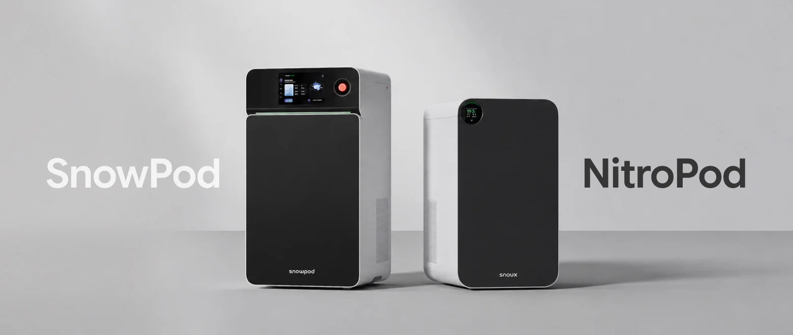 SnowPod metal printer next to the NitroPod nitrogen generator, labeled in English